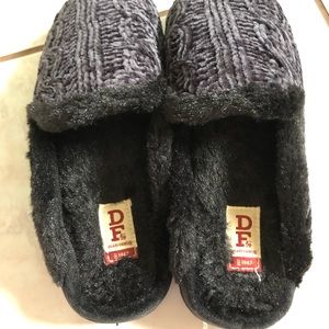 Last call Dearfoam Slippers Size 7-8 Black chenille Memfoam